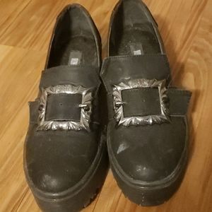Iron fist buckle shoe